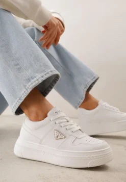 Białe Sneakersy Basic VICES na Platformie z Trójkątnym Zdobieniem Mellinata