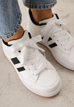 Białe Sneakersy Basic z Paskami na Boku Adila