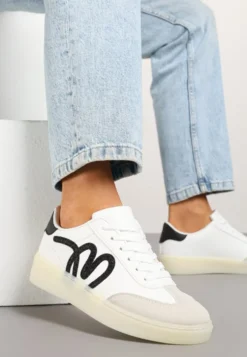 Białe Sneakersy Klasyczne Tenisówki z Abstrakcyjną Aplikacją Ailinne