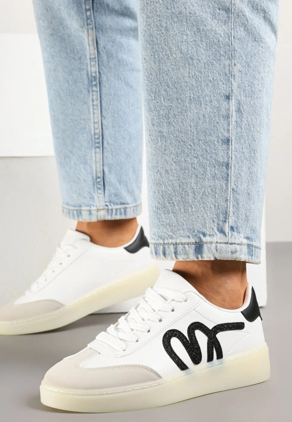 Białe Sneakersy Klasyczne Tenisówki z Abstrakcyjną Aplikacją Ailinne