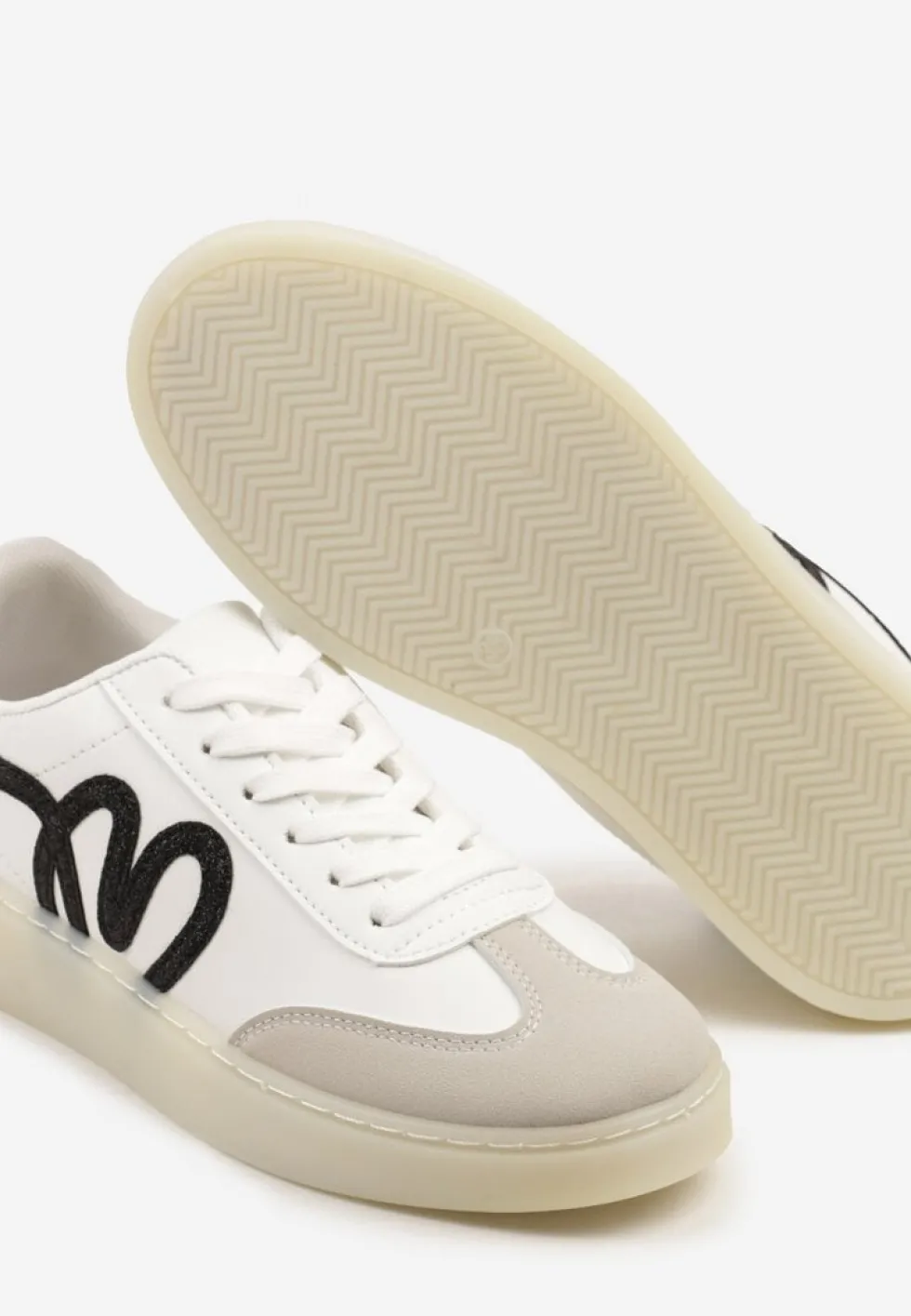 Białe Sneakersy Klasyczne Tenisówki z Abstrakcyjną Aplikacją Ailinne