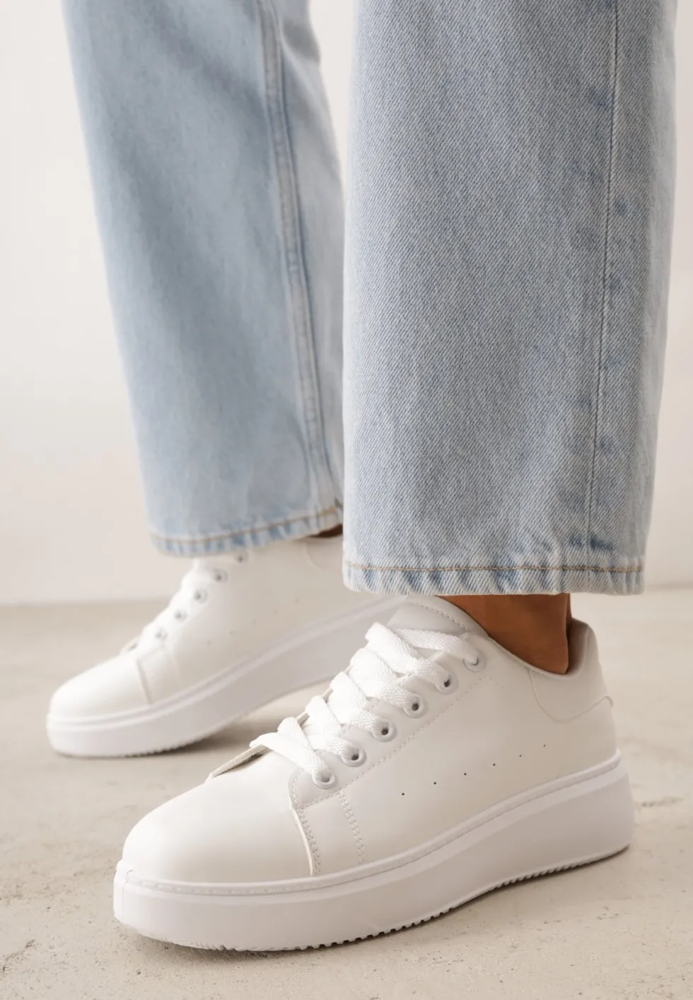 Białe Sneakersy na Grubej Podeszwie ze Sznurowaniem Serizia