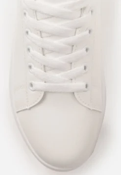 Białe Sneakersy na Grubej Podeszwie ze Sznurowaniem Serizia