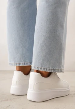 Białe Sneakersy na Grubej Podeszwie ze Sznurowaniem Serizia