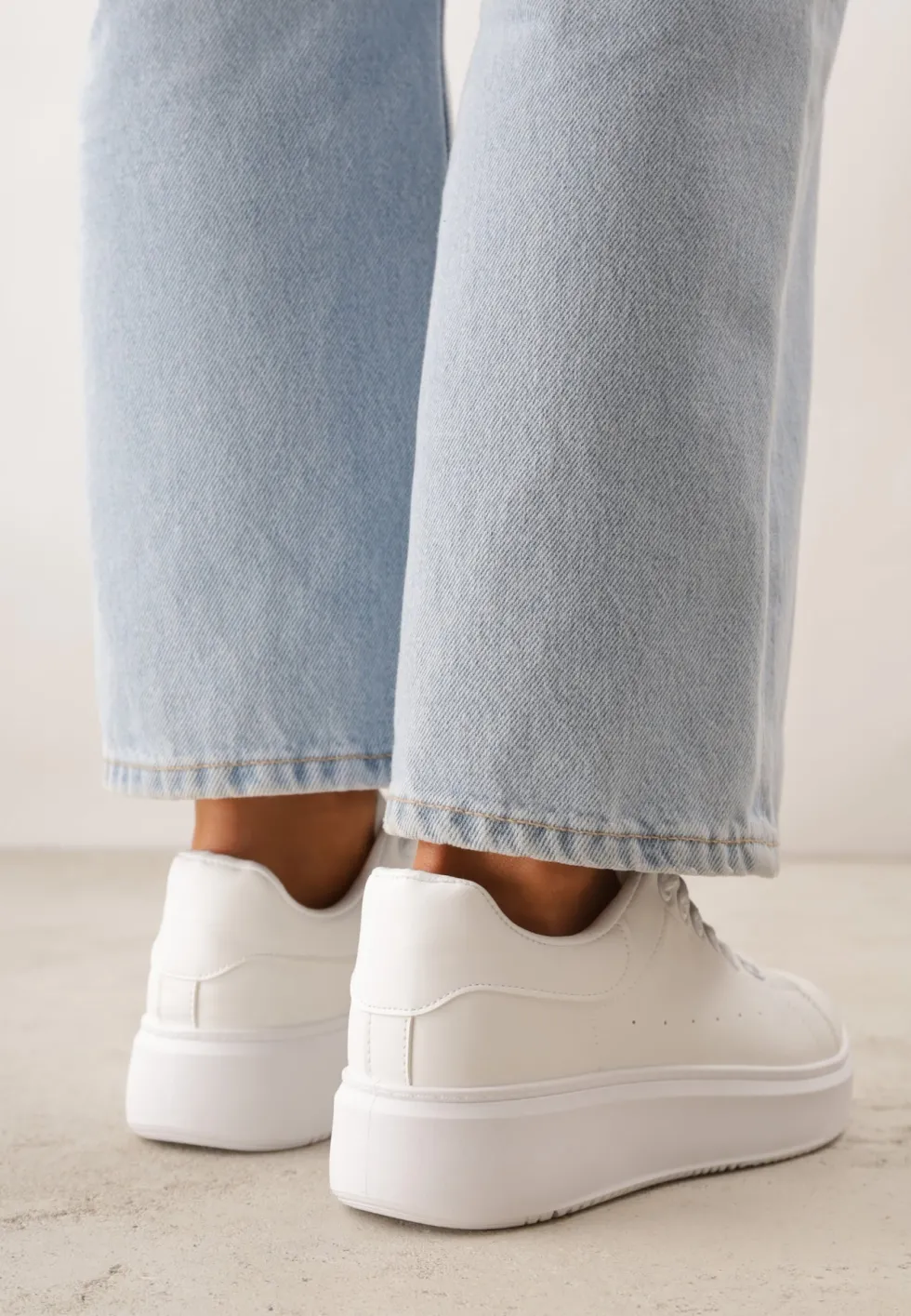 Białe Sneakersy na Grubej Podeszwie ze Sznurowaniem Serizia
