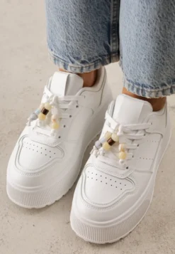 Białe Sneakersy na Grubej Podeszwie z Bieżnikiem Ozdobione Koralikami Melnora