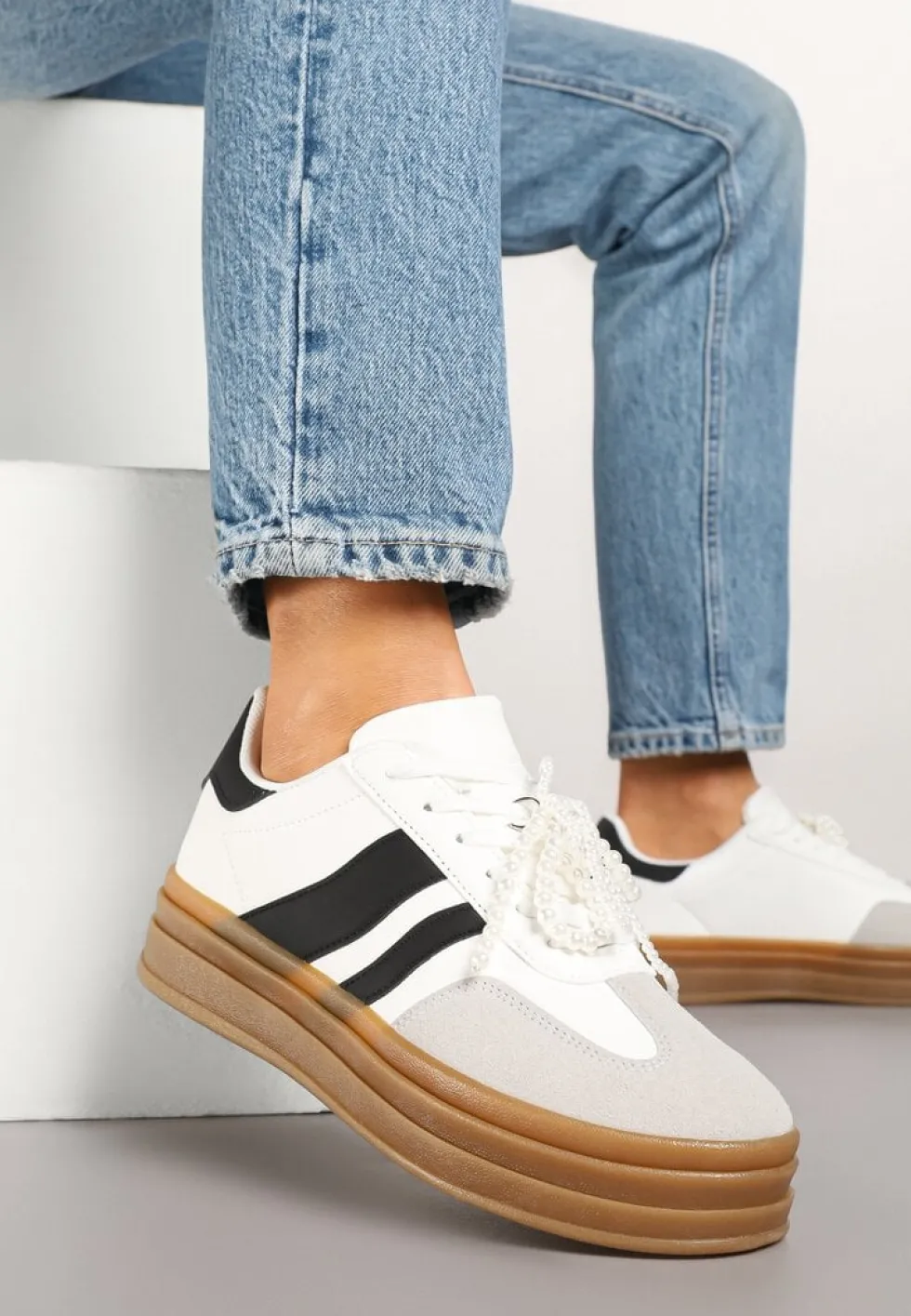 Białe Sneakersy na Grubej Podeszwie z Ozdobnymi Odpinanymi Perłami Ajovia