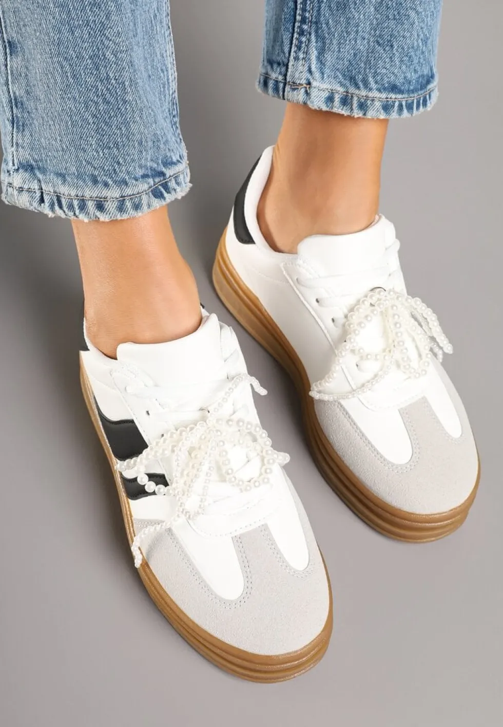 Białe Sneakersy na Grubej Podeszwie z Ozdobnymi Odpinanymi Perłami Ajovia