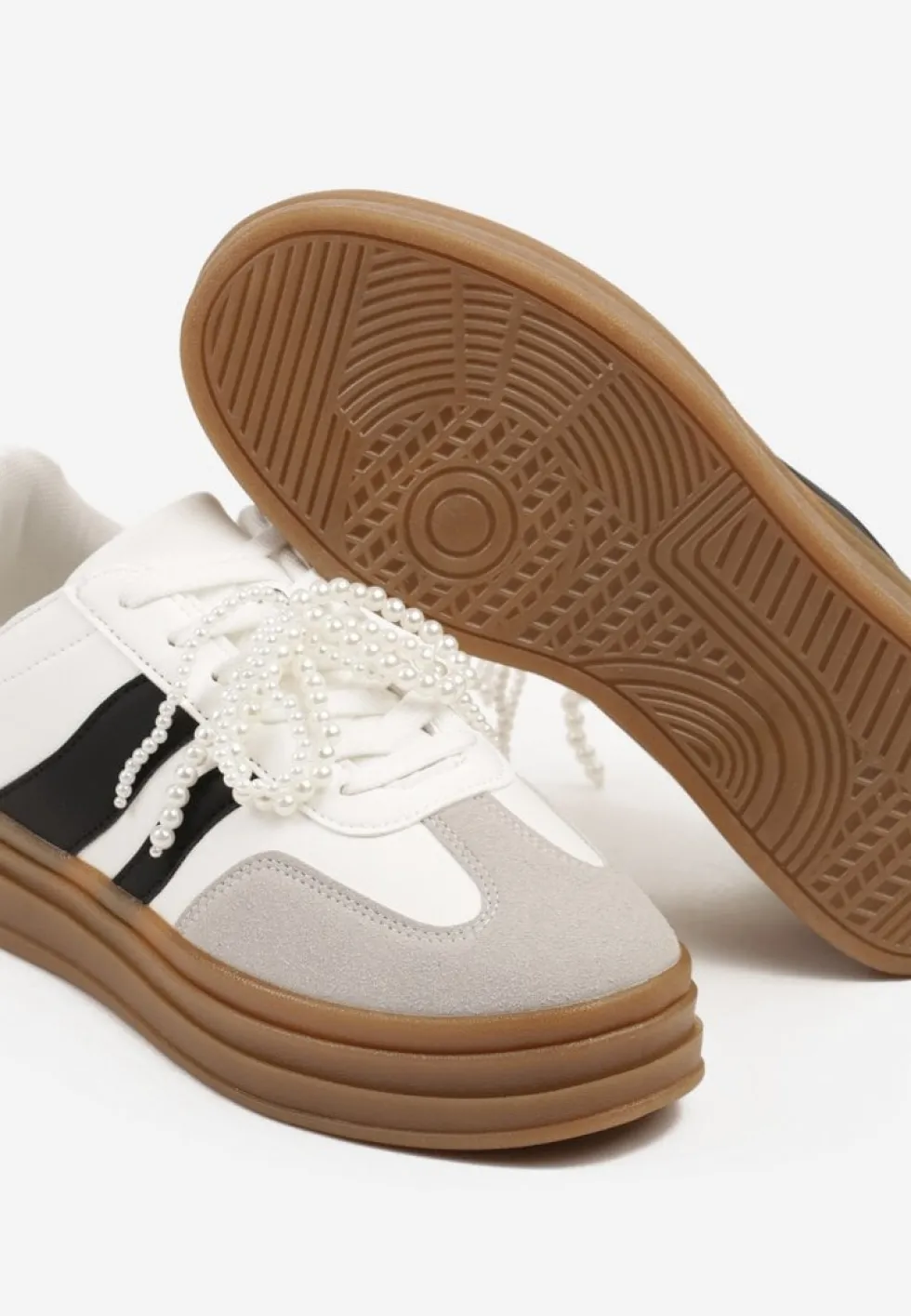 Białe Sneakersy na Grubej Podeszwie z Ozdobnymi Odpinanymi Perłami Ajovia