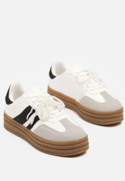 Białe Sneakersy na Grubej Podeszwie z Ozdobnymi Odpinanymi Perłami Ajovia
