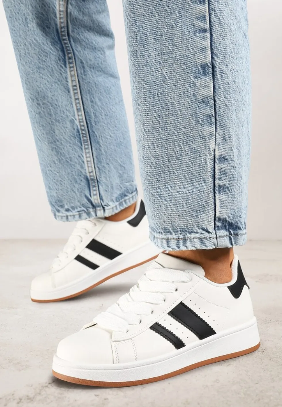Białe Sneakersy na Niskiej Platformie z Naszywkami Flordexia