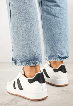 Białe Sneakersy na Niskiej Platformie z Naszywkami Flordexia
