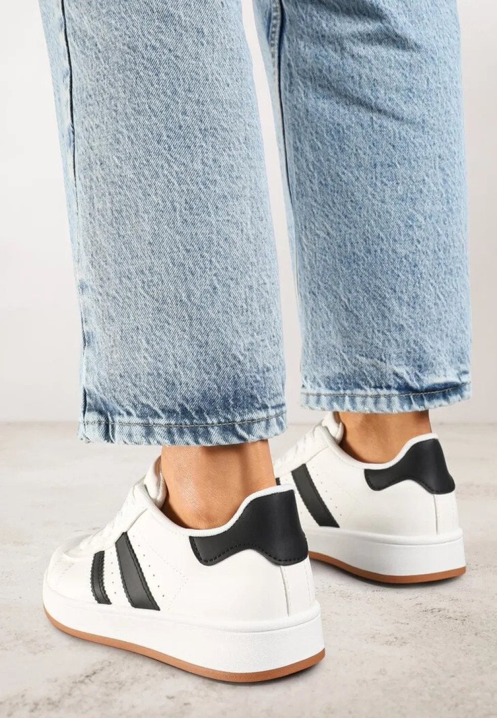 Białe Sneakersy na Niskiej Platformie z Naszywkami Flordexia