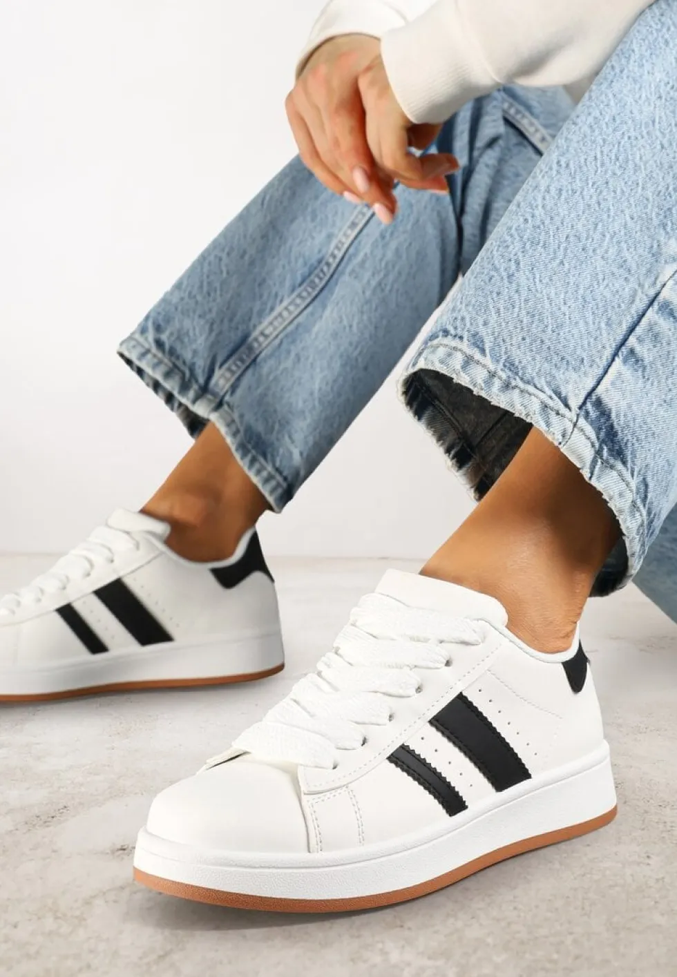 Białe Sneakersy na Niskiej Platformie z Naszywkami Flordexia