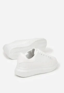 Białe Sneakersy na Niskiej Platformie w Klasycznym Stylu Lucid Dream