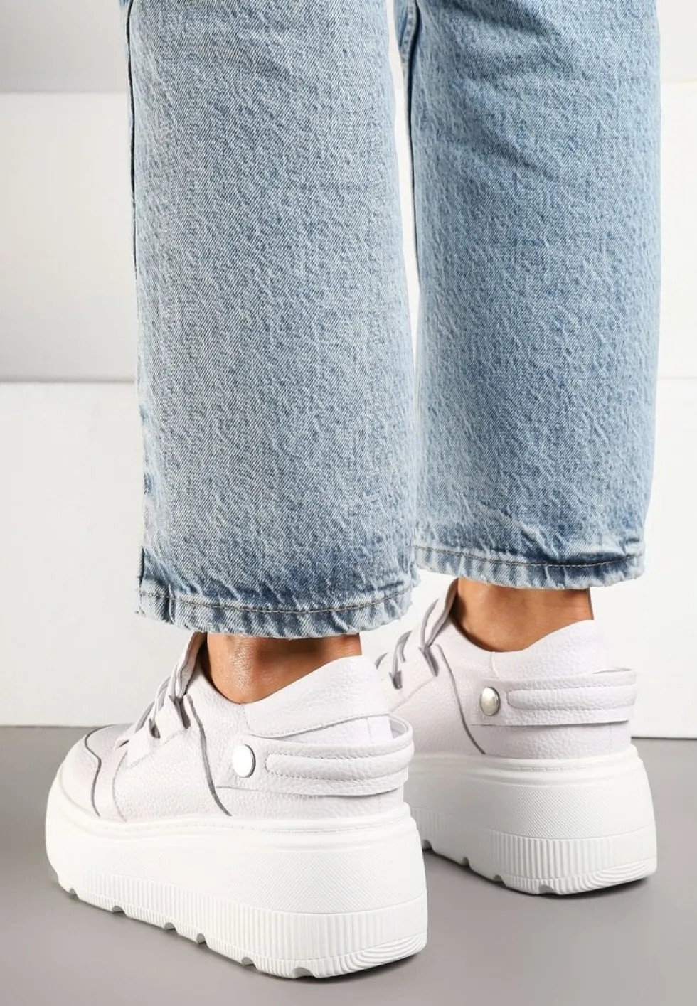 Białe Sneakersy na Platformie ze Skóry Naturalnej z Ozdobnym Paskiem Reselle