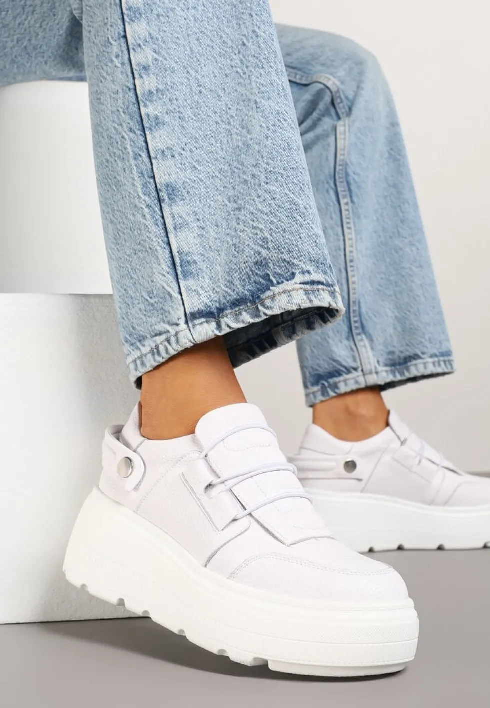 Białe Sneakersy na Platformie ze Skóry Naturalnej z Ozdobnym Paskiem Reselle