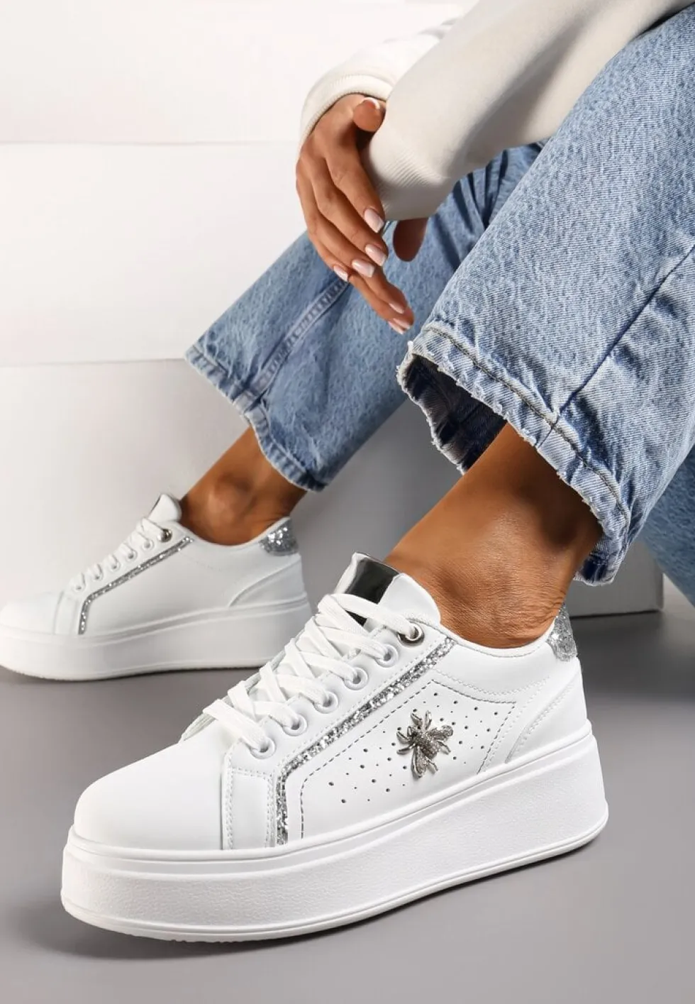 Białe Sneakersy na Platformie z Metaliczną Ozdobą w Kształcie Owada i Brokatem Lientia