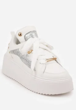 Białe Sneakersy na Platformie Ozdobione Nitami i Metalicznymi Elementami Azista