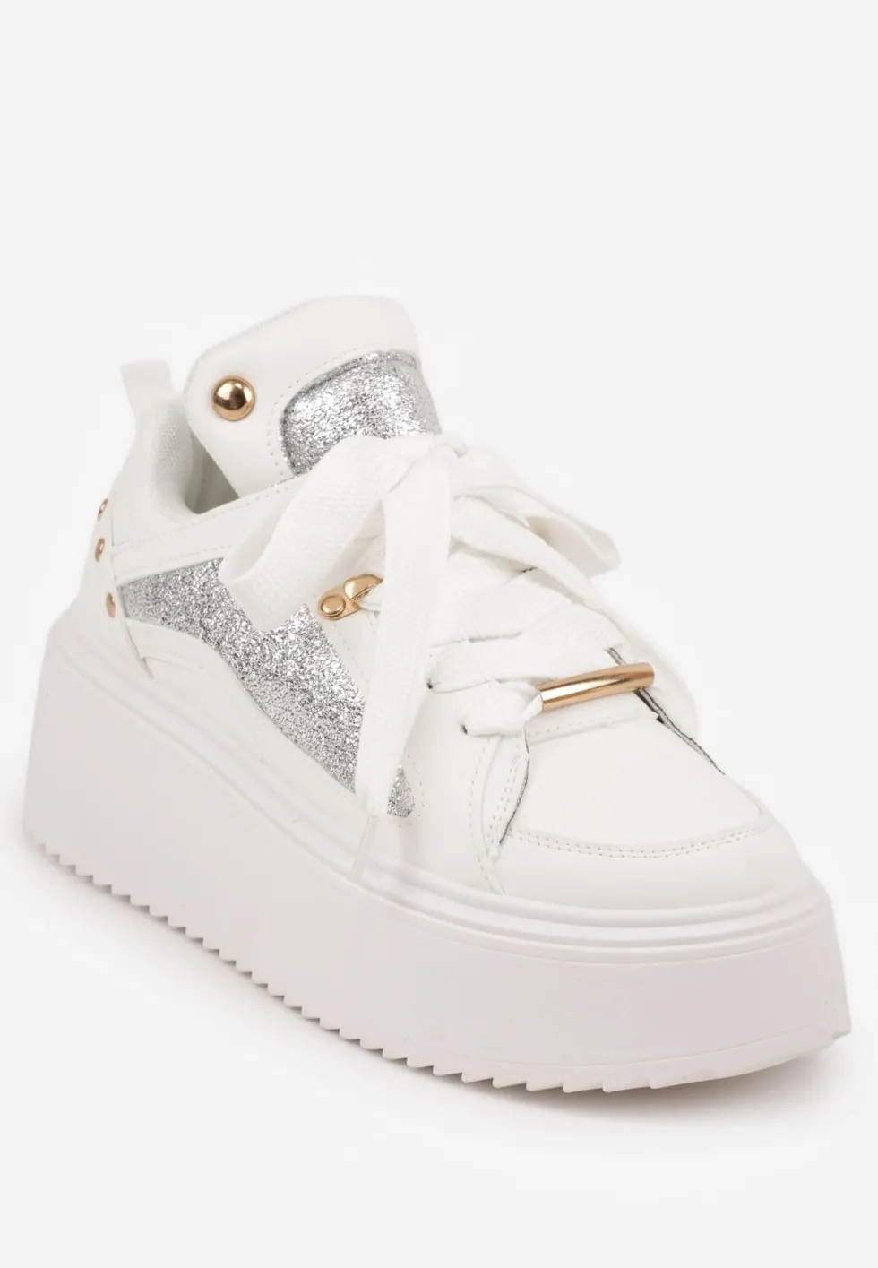 Białe Sneakersy na Platformie Ozdobione Nitami i Metalicznymi Elementami Azista