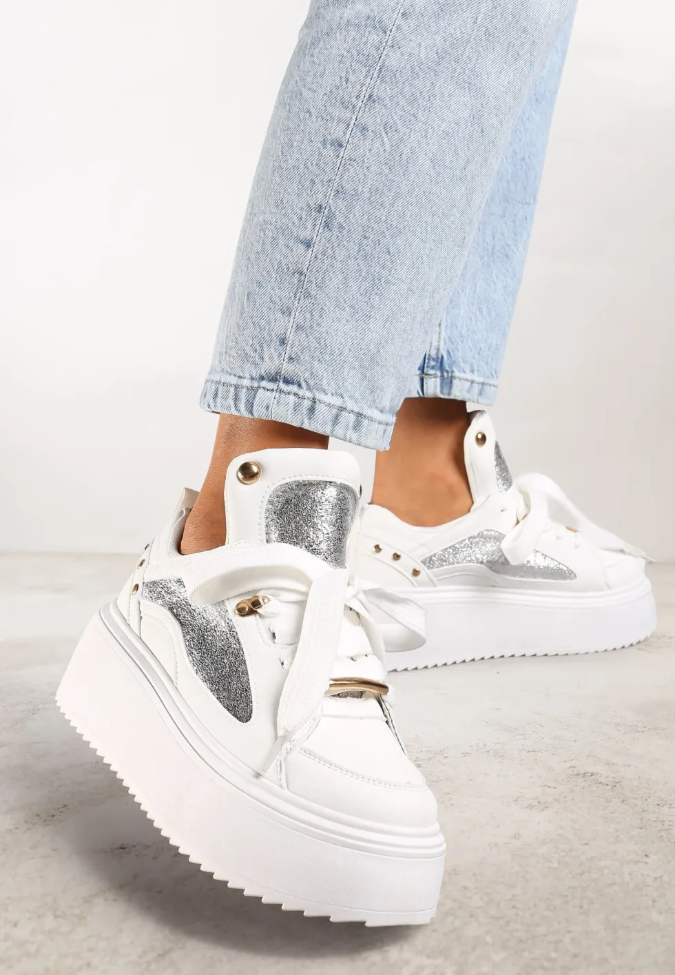 Białe Sneakersy na Platformie Ozdobione Nitami i Metalicznymi Elementami Azista
