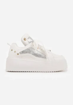 Białe Sneakersy na Platformie Ozdobione Nitami i Metalicznymi Elementami Azista