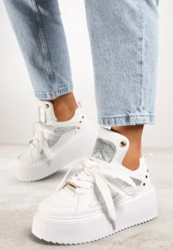 Białe Sneakersy na Platformie Ozdobione Nitami i Metalicznymi Elementami Azista