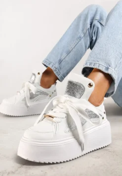 Białe Sneakersy na Platformie Ozdobione Nitami i Metalicznymi Elementami Azista