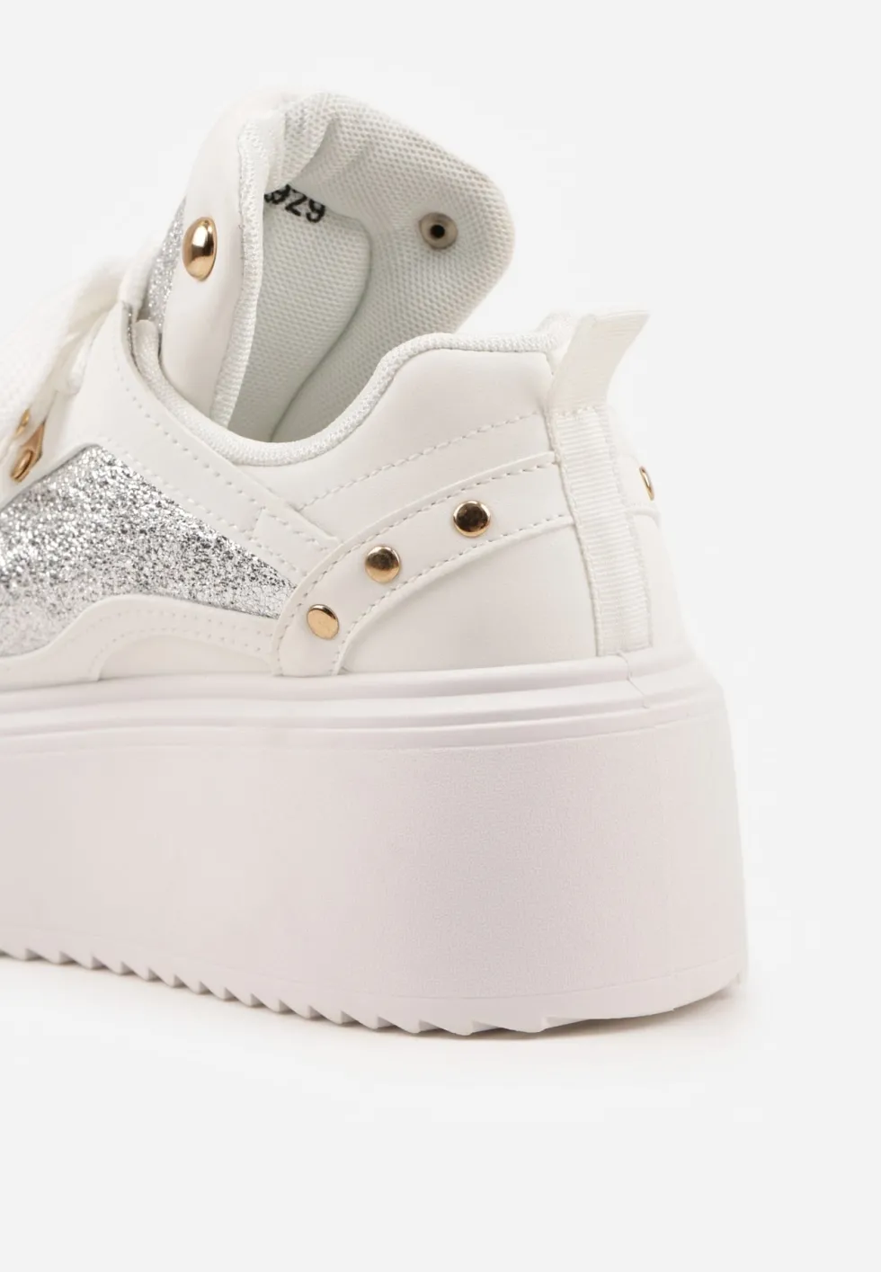 Białe Sneakersy na Platformie Ozdobione Nitami i Metalicznymi Elementami Azista