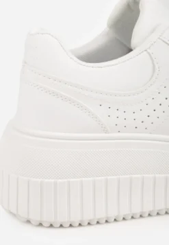 Białe Sneakersy na Platformie Ozdobione Perforacją Eleainna