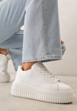 Białe Sneakersy na Platformie Ozdobione Perforacją Eleainna