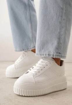 Białe Sneakersy na Platformie Ozdobione Perforacją Eleainna