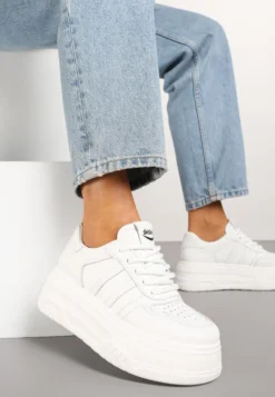 Białe Sneakersy na Platformie Ozdobione Paskami i Perforacją Fonadel