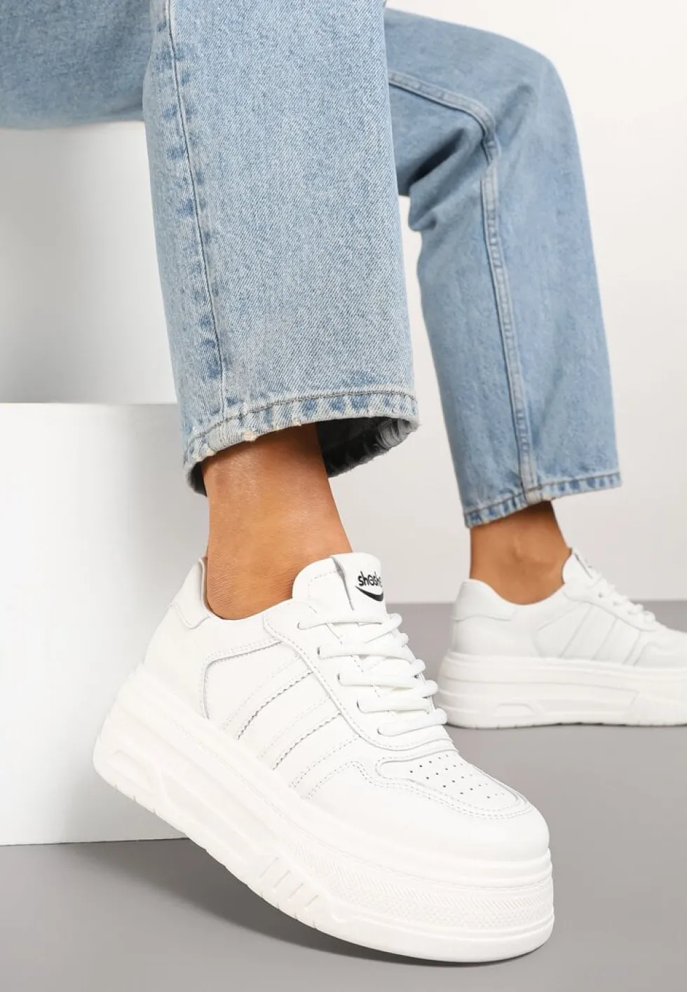 Białe Sneakersy na Platformie Ozdobione Paskami i Perforacją Fonadel