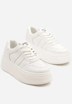 Białe Sneakersy na Platformie Ozdobione Paskami i Perforacją Fonadel