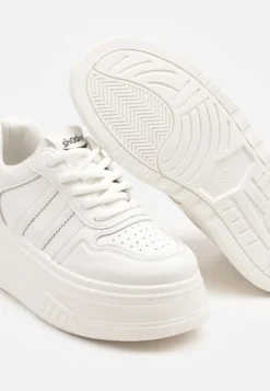 Białe Sneakersy na Platformie Ozdobione Paskami i Perforacją Fonadel