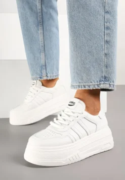 Białe Sneakersy na Platformie Ozdobione Paskami i Perforacją Fonadel