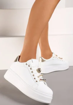 Białe Sneakersy na Platformie z Zawieszkami na Sznurówkach Ellamas