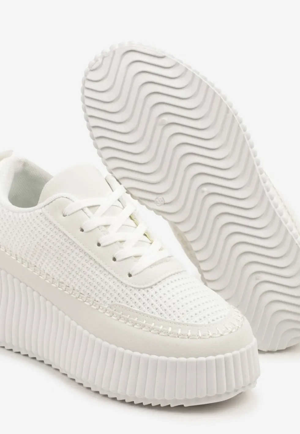 Białe Sneakersy na Tłoczonej Platformie z Ozdobnymi Przeszyciami Faloviela