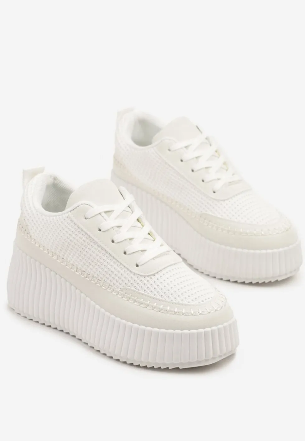Białe Sneakersy na Tłoczonej Platformie z Ozdobnymi Przeszyciami Faloviela