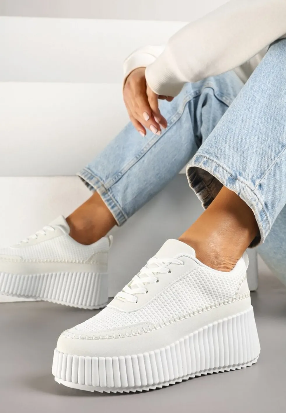 Białe Sneakersy na Tłoczonej Platformie z Ozdobnymi Przeszyciami Faloviela