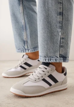 Białe Sneakersy Ozdobione Dwoma Paskami Lannatea