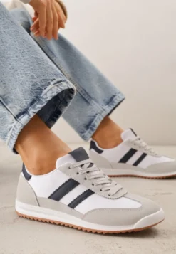 Białe Sneakersy Ozdobione Dwoma Paskami Lannatea