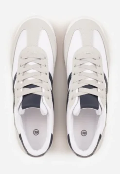 Białe Sneakersy Ozdobione Dwoma Paskami Lannatea