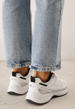 Białe Sneakersy Ozdobione Tłoczoną Cholewką Jutta