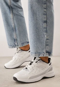 Białe Sneakersy Ozdobione Tłoczoną Cholewką Jutta