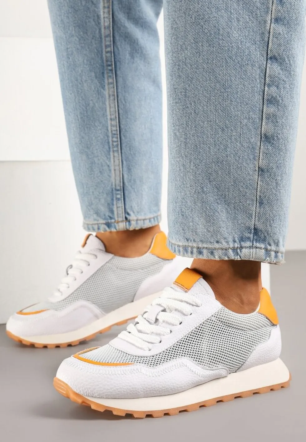 Białe Sneakersy Skórzane Ozdobione Geometrycznym Motywem Wibessa