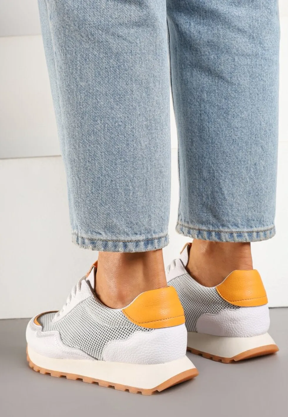 Białe Sneakersy Skórzane Ozdobione Geometrycznym Motywem Wibessa