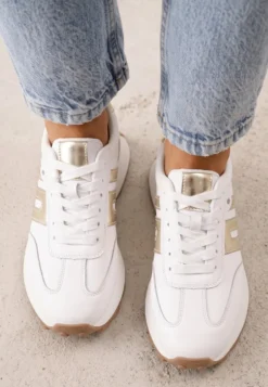 Białe Sneakersy Skórzane w Stylu Sportowym z Ozdobnymi Wstawkami i Przeszyciami Evlinna