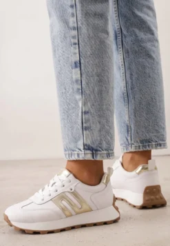 Białe Sneakersy Skórzane w Stylu Sportowym z Ozdobnymi Wstawkami i Przeszyciami Evlinna